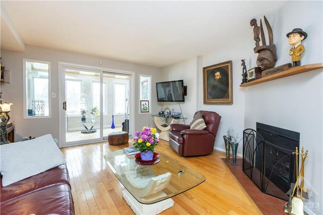 333 St Andrew Street, Townhouse with 3 bedrooms, 2 bathrooms and 3 parking in Ottawa ON | Image 3