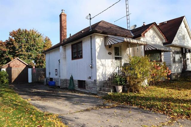 212 Hibbert Ave, House detached with 2 bedrooms, 1 bathrooms and 4 parking in Oshawa ON | Image 1