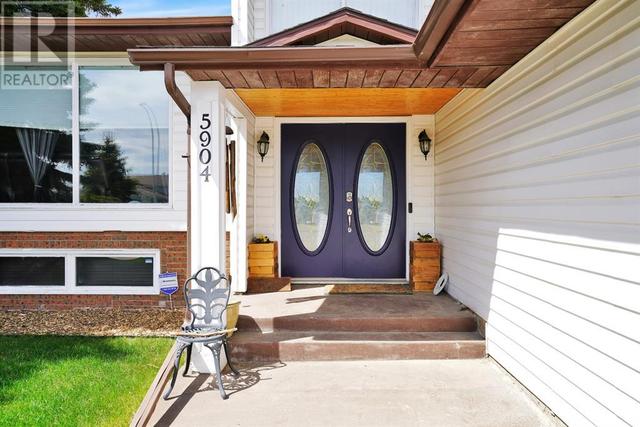 5904 56 Street, House detached with 5 bedrooms, 3 bathrooms and 2 parking in Rocky Mountain House AB | Image 4