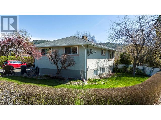 703 Glenburn Street, House detached with 5 bedrooms, 2 bathrooms and null parking in Kelowna BC | Image 3