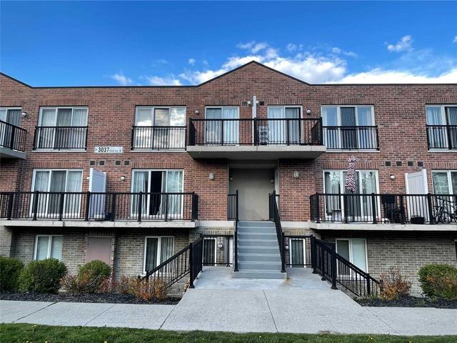 1036 - 3037 Finch Ave W, Townhouse with 3 bedrooms, 2 bathrooms and 1 parking in Toronto ON | Image 1