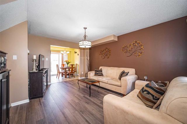 32 Coleman Dr, House attached with 3 bedrooms, 2 bathrooms and 3 parking in Barrie ON | Image 5