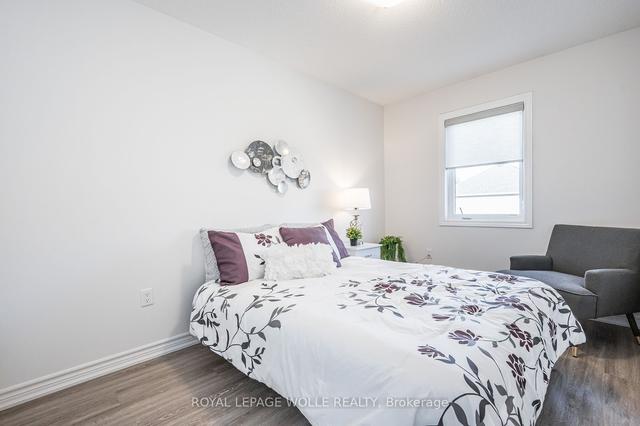 71 Arlington Cres, Townhouse with 3 bedrooms, 3 bathrooms and 2 parking in Guelph ON | Image 10