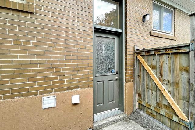 25 Clydesdale Dr, House semidetached with 3 bedrooms, 2 bathrooms and 3 parking in Toronto ON | Image 32