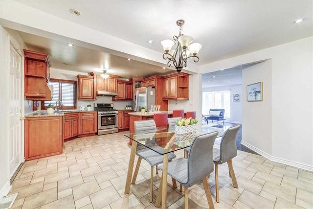 575 Meadowvale Rd, House detached with 2 bedrooms, 3 bathrooms and 7 parking in Toronto ON | Image 2