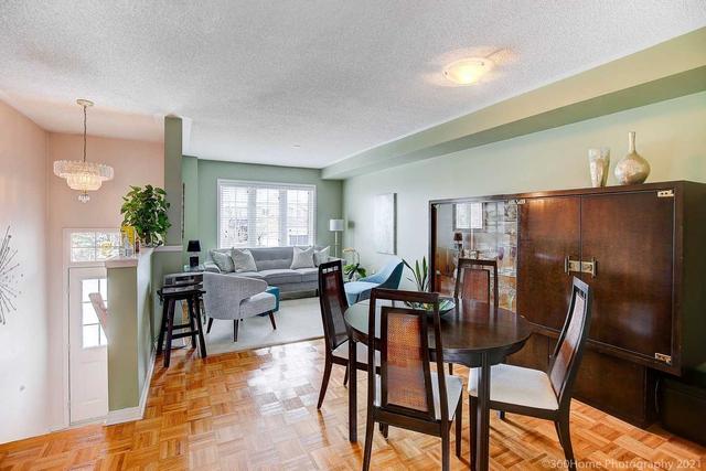 880 Scollard Crt, Townhouse with 2 bedrooms, 2 bathrooms and 3 parking in Mississauga ON | Image 3