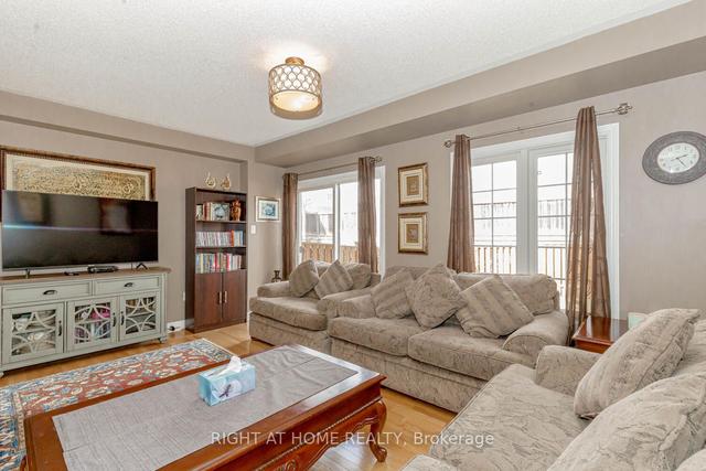 53 Christephen Cres, House attached with 3 bedrooms, 3 bathrooms and 2 parking in Richmond Hill ON | Image 13
