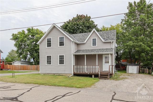 641 East Street E, House detached with 2 bedrooms, 2 bathrooms and 4 parking in Edwardsburgh/Cardinal ON | Card Image
