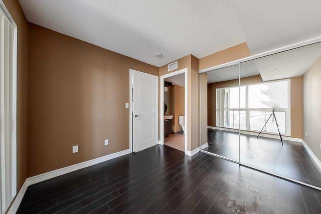 824 - 386 Yonge St N, Condo with 2 bedrooms, 2 bathrooms and 0 parking in Toronto ON | Image 3