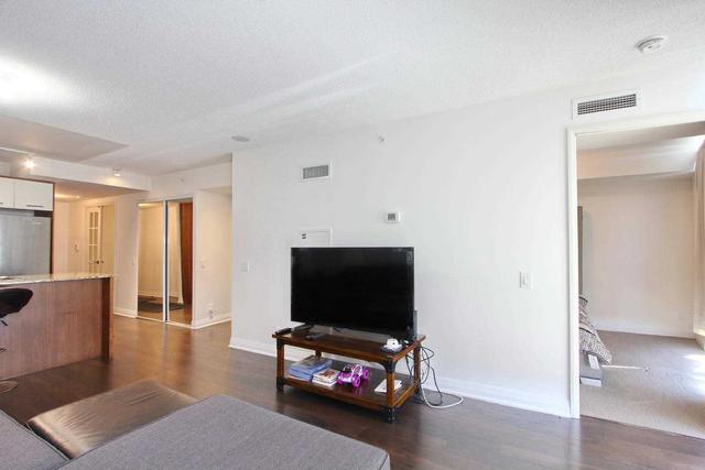 906 - 1 Valhalla Inn Rd, Condo with 1 bedrooms, 1 bathrooms and 1 parking in Toronto ON | Image 3