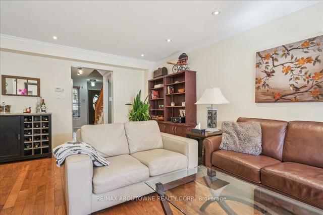1188 Mccraney St E, House attached with 3 bedrooms, 3 bathrooms and 3 parking in Oakville ON | Image 5