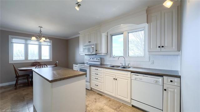 640 Huron Terrace, House detached with 3 bedrooms, 2 bathrooms and null parking in Kincardine ON | Image 4