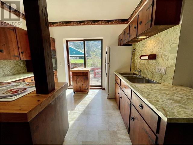 2015 Kerr Road, House detached with 3 bedrooms, 1 bathrooms and 10 parking in Sicamous BC | Image 11