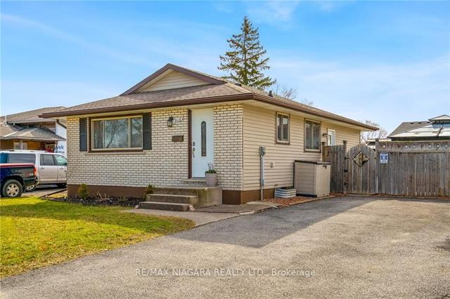 8110 Paddock Trail Dr, House detached with 2 bedrooms, 2 bathrooms and 4 parking in Niagara Falls ON | Image 12