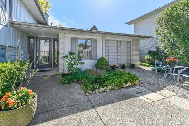 492 Wicklow Rd, House detached with 3 bedrooms, 2 bathrooms and 4 parking in Burlington ON | Image 2