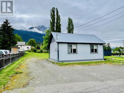 4250 11th Avenue, Home with 0 bedrooms, 1 bathrooms and null parking in New Hazelton BC | Card Image