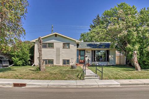 4425 40a Avenue, House detached with 4 bedrooms, 1 bathrooms and 6 parking in Red Deer AB | Card Image