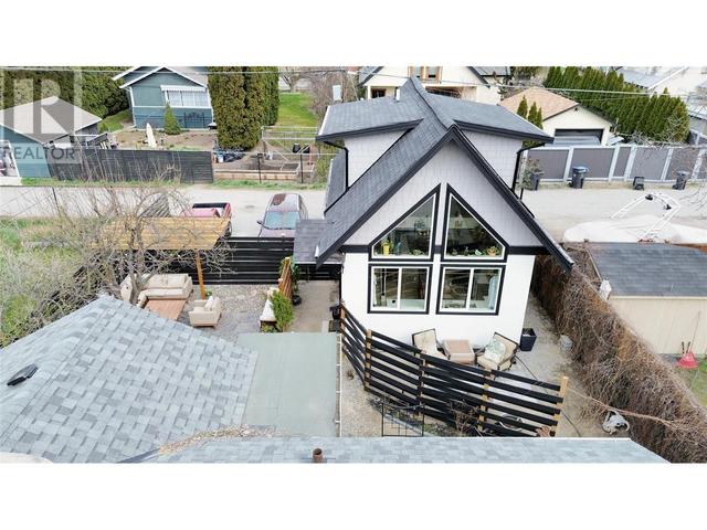 870 Leon Avenue, House detached with 4 bedrooms, 2 bathrooms and 3 parking in Kelowna BC | Image 2