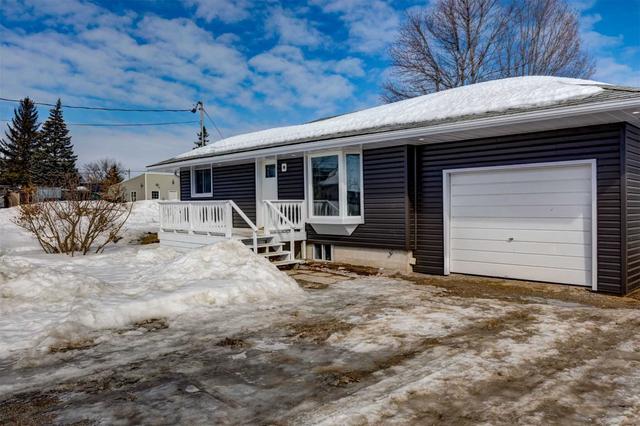 101 East St N, House detached with 2 bedrooms, 1 bathrooms and 5 parking in Kawartha Lakes ON | Image 1