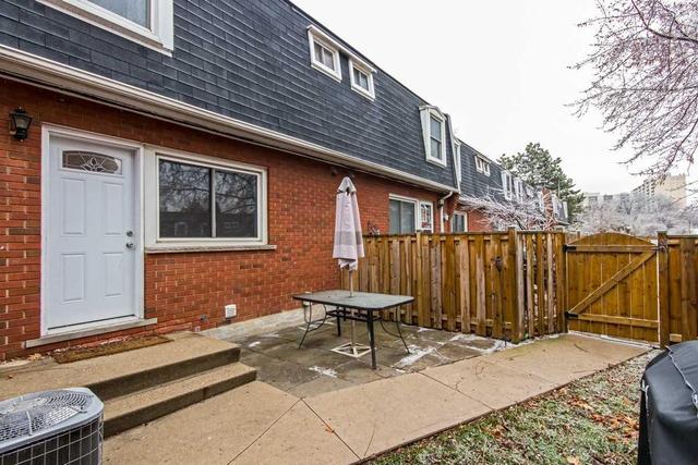 215 Lake Ave N, Townhouse with 3 bedrooms, 2 bathrooms and 1 parking in Hamilton ON | Image 18