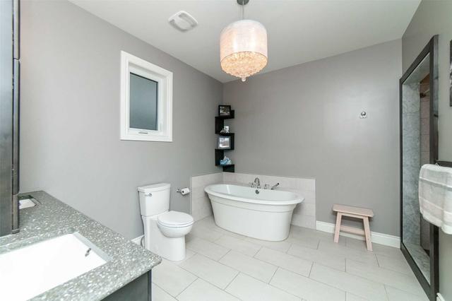 81 Mary St, House detached with 3 bedrooms, 3 bathrooms and 8 parking in Collingwood ON | Image 2