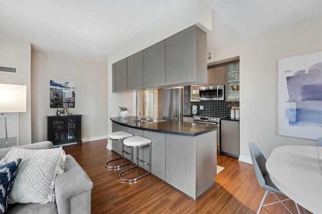 906 - 70 Alexander St, Condo with 2 bedrooms, 2 bathrooms and 1 parking in Toronto ON | Image 5