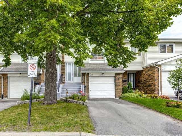 33 Lincoln Crt, Townhouse with 3 bedrooms, 2 bathrooms and 1 parking in Brampton ON | Image 1