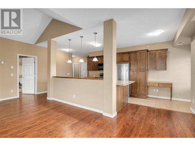 402 - 1007 Harvey Avenue, Condo with 3 bedrooms, 2 bathrooms and 2 parking in Kelowna BC | Image 3