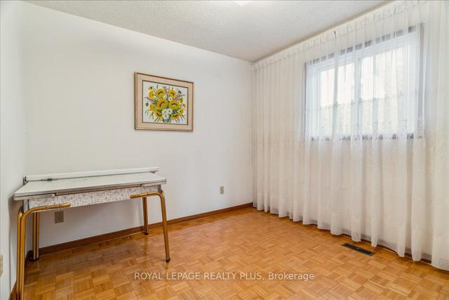 41 Sharpecroft Blvd, House semidetached with 3 bedrooms, 2 bathrooms and 4 parking in Toronto ON | Image 21