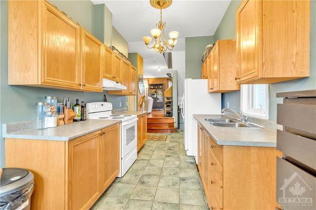 2070 Avenue P Avenue, Townhouse with 3 bedrooms, 2 bathrooms and 3 parking in Ottawa ON | Image 6
