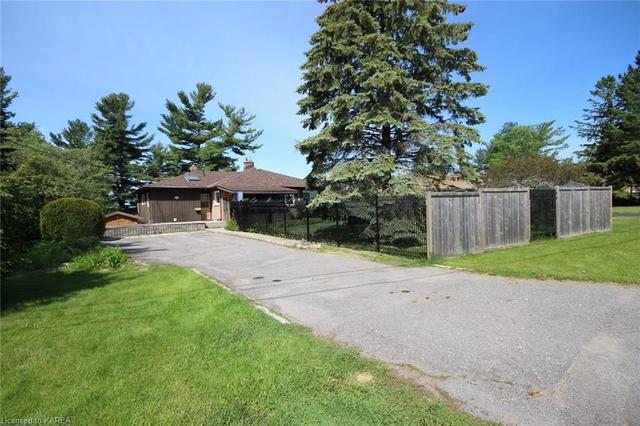 1129 Lincoln Drive, House detached with 3 bedrooms, 2 bathrooms and 4 parking in Kingston ON | Image 3