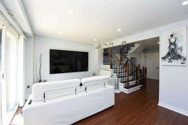 7145 Salme Dr, House detached with 3 bedrooms, 3 bathrooms and 3 parking in Mississauga ON | Image 6