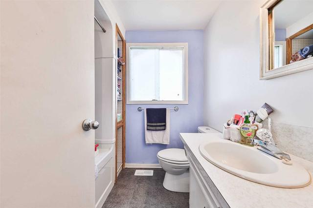 34 Berwick Pl, House semidetached with 3 bedrooms, 2 bathrooms and 3 parking in Kitchener ON | Image 2