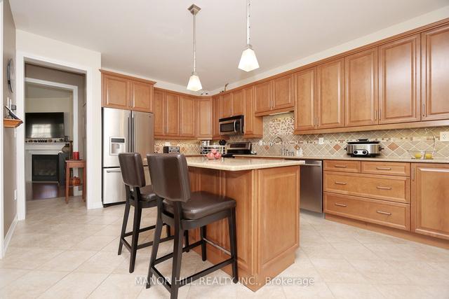 7314 Saint Barbara Blvd, House detached with 4 bedrooms, 3 bathrooms and 6 parking in Mississauga ON | Image 2