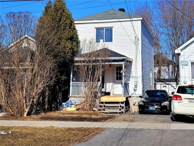 329 Carleton Street, House detached with 3 bedrooms, 1 bathrooms and 1 parking in Cornwall ON | Image 1