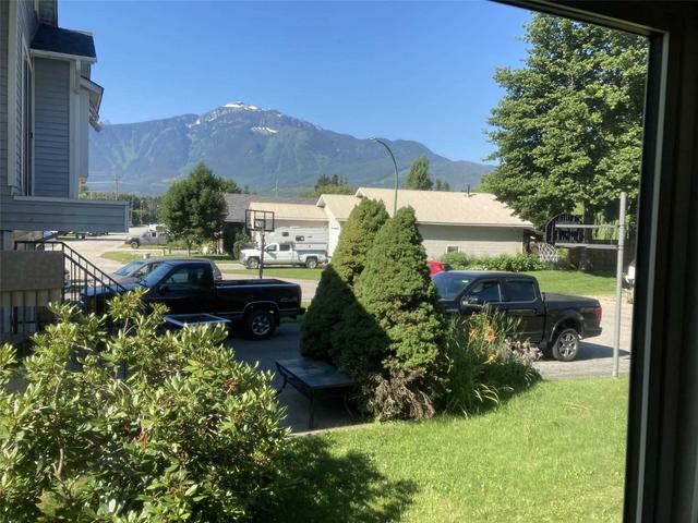 404 Moss St, Home with 2 bedrooms, 1 bathrooms and 6 parking in Revelstoke BC | Image 11