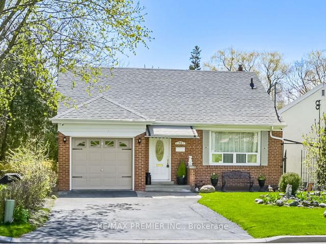 93 Black Creek Blvd, House detached with 4 bedrooms, 2 bathrooms and 4 parking in Toronto ON | Image 1