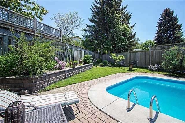 1003 Hawthorne Crt, House detached with 3 bedrooms, 2 bathrooms and 4 parking in Oshawa ON | Image 3