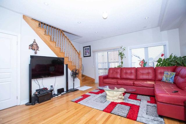 34 Aspen Hills Rd, Townhouse with 3 bedrooms, 3 bathrooms and 2 parking in Brampton ON | Image 6