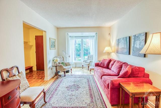 43 Strathcona Avenue, Townhouse with 3 bedrooms, 2 bathrooms and 1 parking in Ottawa ON | Image 5