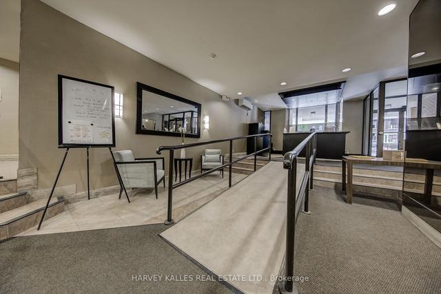 405 - 350 Lonsdale Rd, Condo with 2 bedrooms, 2 bathrooms and 1 parking in Toronto ON | Image 3