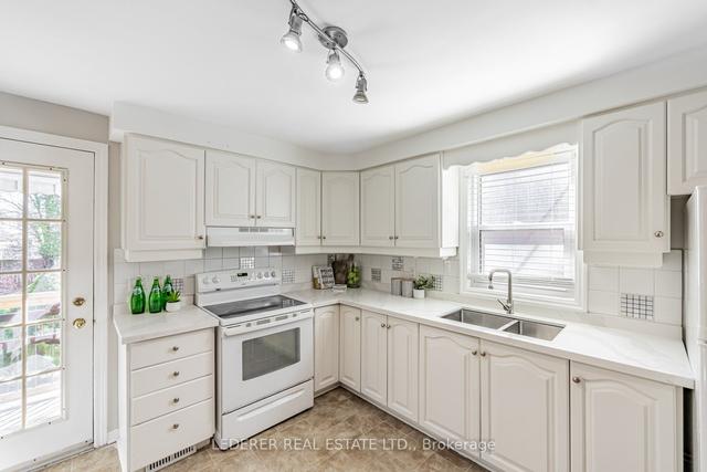 37 Simpson Ave, House detached with 2 bedrooms, 1 bathrooms and 4 parking in Toronto ON | Image 11