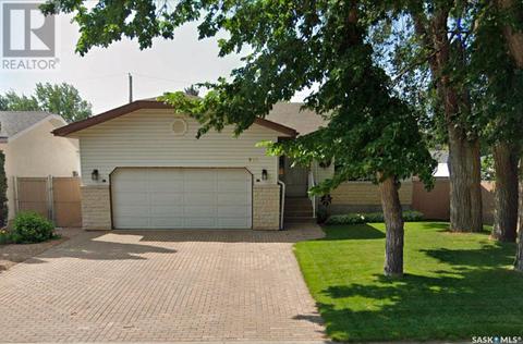 925 Carleton Street W, House detached with 3 bedrooms, 3 bathrooms and null parking in Moose Jaw SK | Card Image