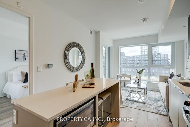 502 - 8 Tippett Rd, Condo with 1 bedrooms, 1 bathrooms and 2 parking in Toronto ON | Image 2