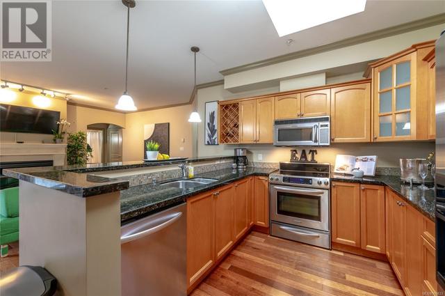310 - 1642 Mckenzie Ave, Condo with 2 bedrooms, 2 bathrooms and 1 parking in Saanich BC | Image 11