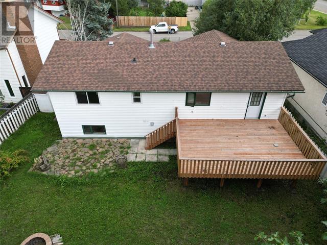 10753 Poplar Crescent, House detached with 4 bedrooms, 2 bathrooms and 5 parking in Dawson Creek BC | Image 2