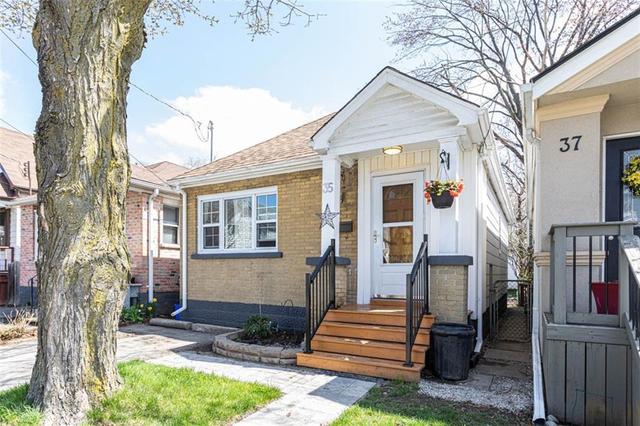 35 East 22nd Street, House detached with 2 bedrooms, 1 bathrooms and 1 parking in Hamilton ON | Image 1