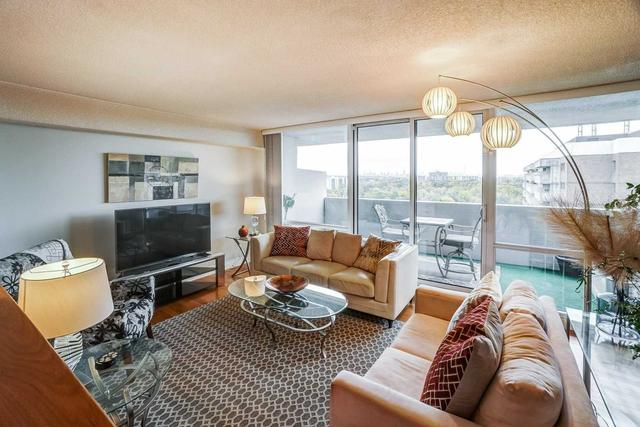 2010 - 260 Scarlett Rd, Condo with 3 bedrooms, 2 bathrooms and 1 parking in Toronto ON | Image 6
