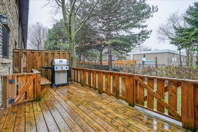 544 Forestwood Cres, Townhouse with 3 bedrooms, 2 bathrooms and 2 parking in Burlington ON | Image 17