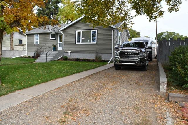 310 3 Avenue N, House detached with 4 bedrooms, 2 bathrooms and 4 parking in Vauxhall AB | Image 2